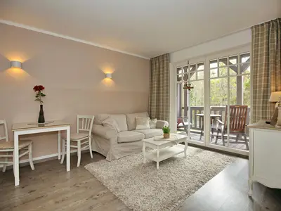 Wohnzimmer mit Zugang zum Balkon