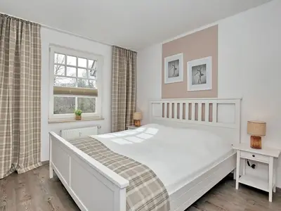 Schlafzimmer mit Doppelbett