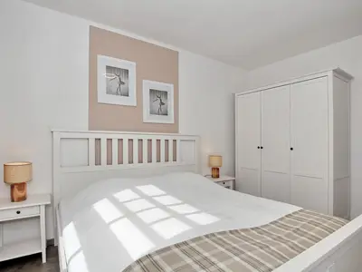 Schlafzimmer mit Kleiderschrank