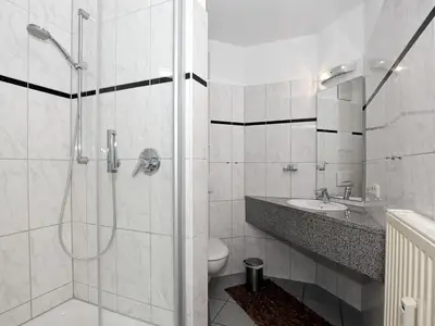 Badezimmer mit Dusche