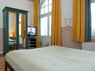 Schlafzimmer mit Kleiderschrank und TV