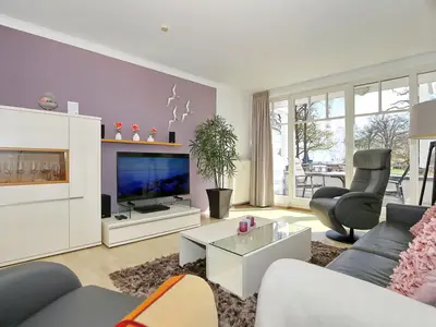 Wohnzimmer mit Schlafcouch und TV