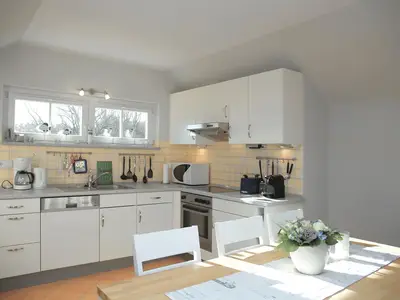 Küchenzeile mit Backofen und Spülmaschine