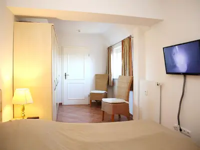 erstes Schlafzimmer Kleiderschrank und TV