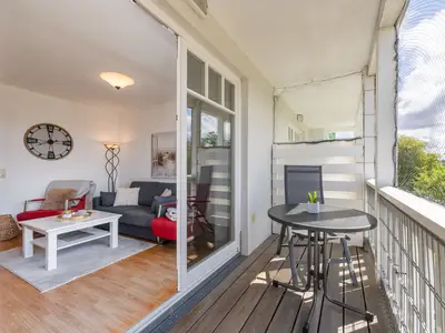 Balkon mit Blick ins Wohnzimmer