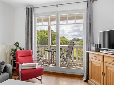 Wohn-Essbereich mit Blick zum Balkon