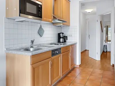 Küchenzeile mit Mikrowelle