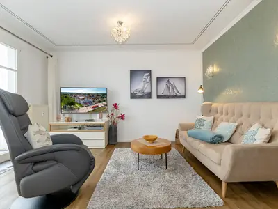 Wohn-Essbereich mit Couch und Flatscreen-TV