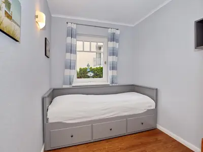 2. Schlafzimmer mit Bett