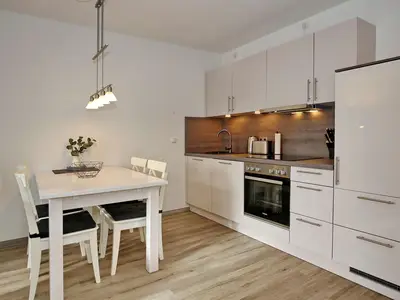 Küche mit Backofen und Spülmaschine