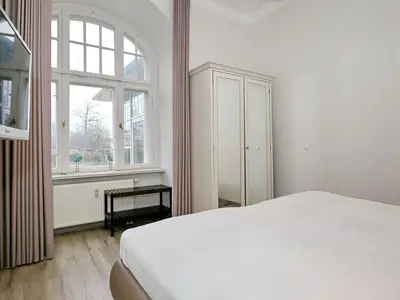 Schlafzimmer mit Kleiderschrank
