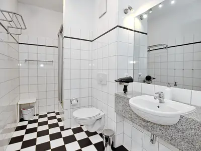 Bad mit Dusche und WC