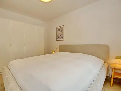 Schlafzimmer mit Kleiderschrank