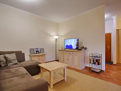 Wohnbereich mit Sofa und TV