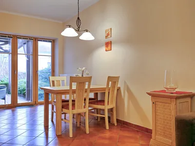 Essbereich mit Zugang zur Terrasse