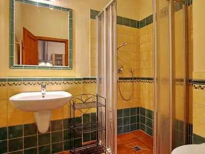Badezimmer mit Dusche und WC