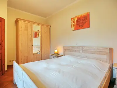 Schlafzimmer mit Doppelbett und Kleiderschrank