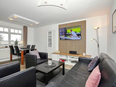 Wohnzimmer mit Essbereich und TV