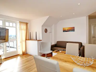 Wohnzimmer mit Esstisch und TV