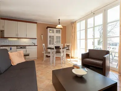 Wohn-Essbereich mit Couch, Esstisch und Sitzgelegenheit