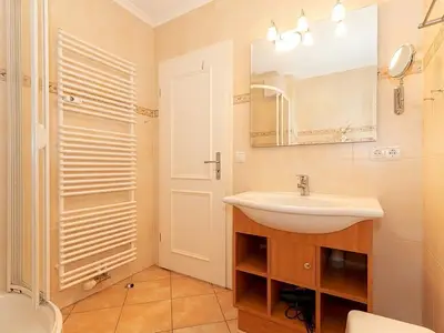 Badezimmer mit Dusche