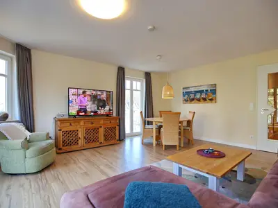 Wohnzimmer mit Sessel und TV