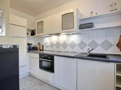 Küche mit Backofen und Spülmaschine