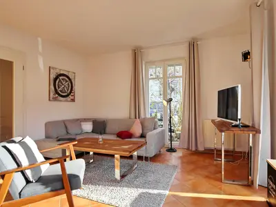 Wohnbereich mit Sessel und TV