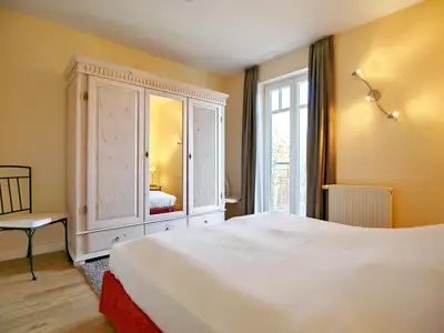 Schlafzimmer mit Kleiderschrank