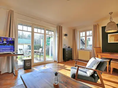 Wohnbereich mit Zugang zur Terrasse