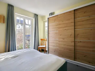 Schlafzimmer mit Kleiderschrank