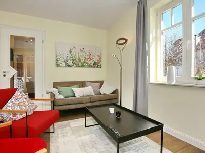 Wohnzimmer mit Sofa und Sesseln