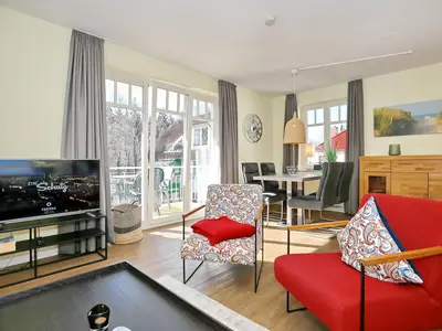 Wohnzimmer mit Zugang zum Balkon