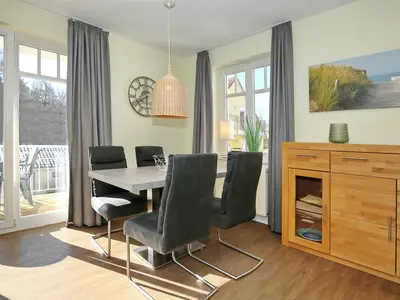 Wohnzimmer mit Essbereich und Kommode