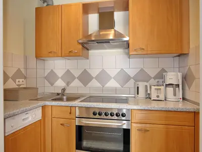 Küchenzeile mit Backofen und Spülmaschine