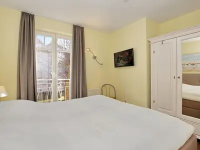 1. Schlafzimmer mit TV und Kleiderschrank