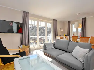 Wohnbereich mit Sofa und TV