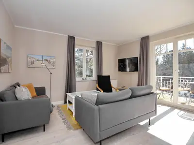 Wohnbereich mit Sitzmöglichkeiten und TV