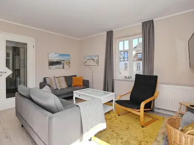 Wohnbereich mit Sofa und Schwingstuhl