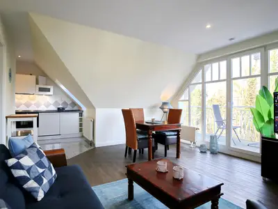 Wohnzimmer mit Zugang zum Balkon