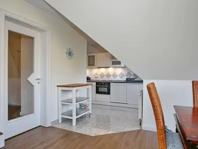 Wohnzimmer mit Kommode und Blick zur Küche