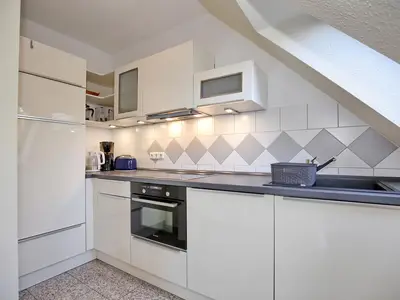 Küche mit Geschirrspüler und Backofen