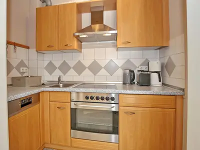 Küchenzeile mit Backofen und Spülmaschine