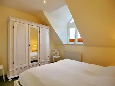 Schlafzimmer mit Kleiderschrank