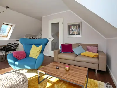 Wohnzimmer mit Sofa und Sessel