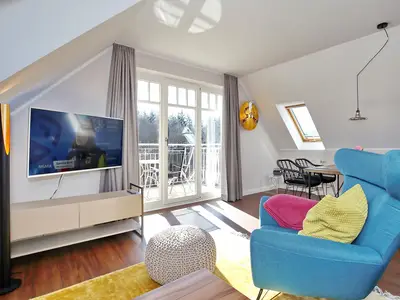 Wohnzimmer mit Zugang zum Balkon