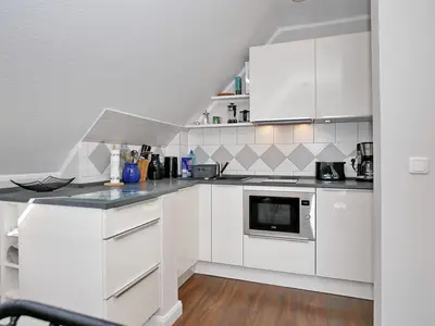 Küche mit Backofen und Spülmaschine