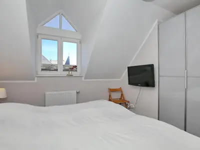 1. Schlafzimmer mit TV und Kleiderschrank