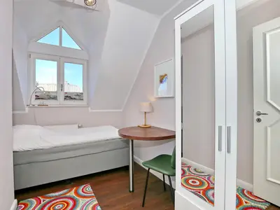 2. Schlafzimmer mit Kleiderschrank