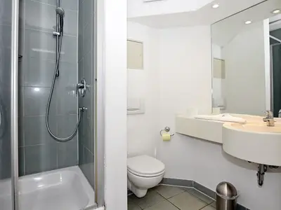 Badezimmer mit Dusche